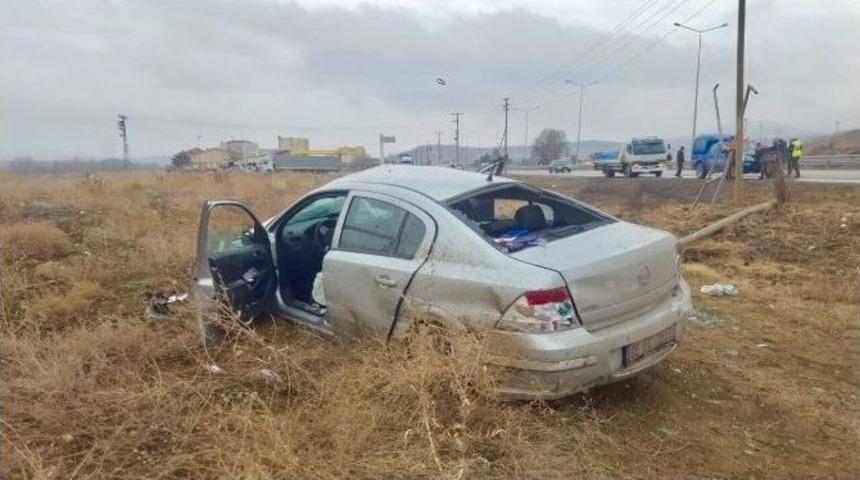 Kontrolden &Ccedil;ıkan Otomobil Tarlaya U&ccedil;tu: 3 Yaralı