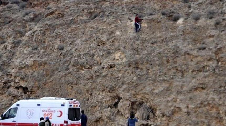 Kayalıkta Mahsur Kalan M&uuml;zik &Ouml;ğretmenini Itfaiye Kurtardı