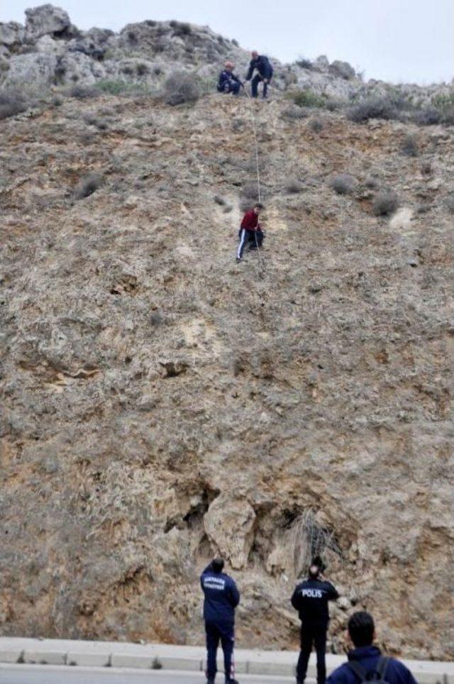 Kayalıkta Mahsur Kalan M&uuml;zik &Ouml;ğretmenini Itfaiye Kurtardı 1