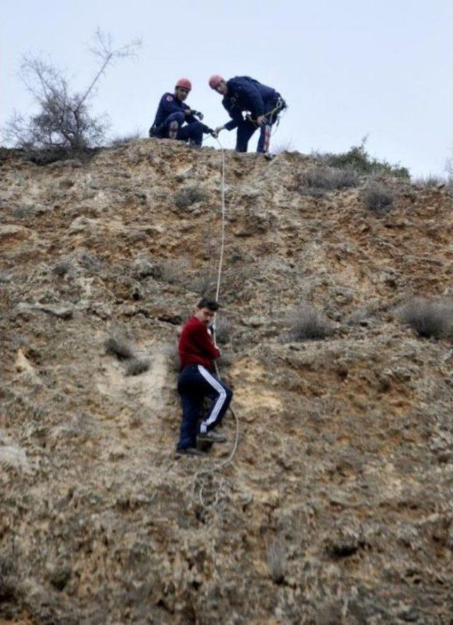 Kayalıkta Mahsur Kalan M&uuml;zik &Ouml;ğretmenini Itfaiye Kurtardı 2