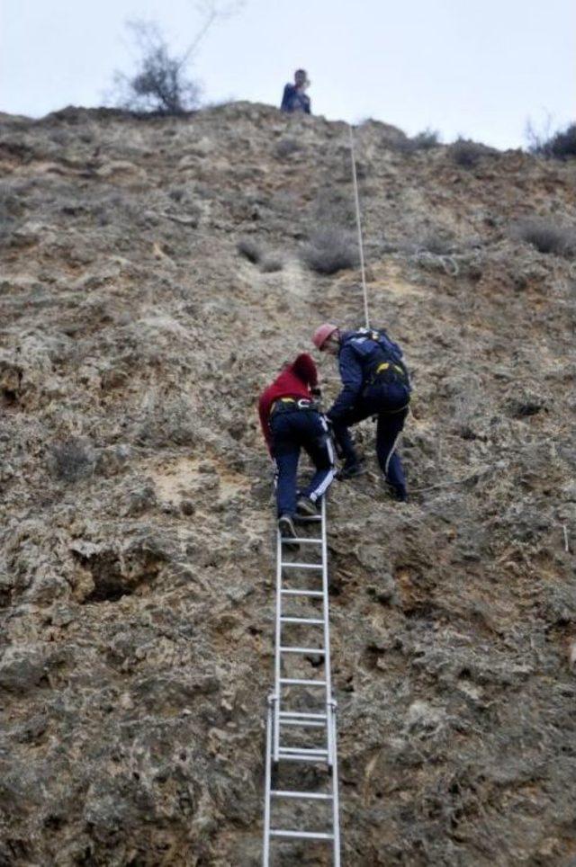 Kayalıkta Mahsur Kalan M&uuml;zik &Ouml;ğretmenini Itfaiye Kurtardı 3