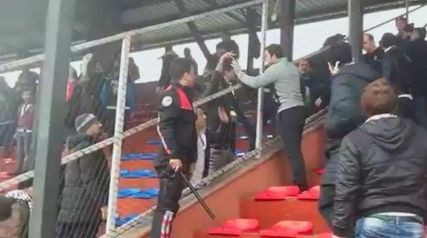 Kadınlar Futbol Oynadı, Erkekler Trib&uuml;nde Kavga Etti