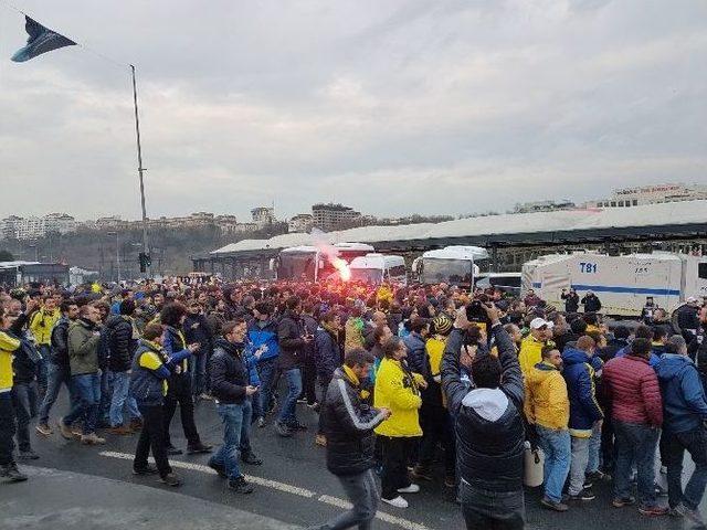 Fenerbah&ccedil;e Taraftarları İle Polis Arasında Arbede 3