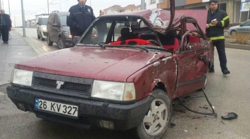 Eskişehir&rsquo;de Otomobil İle Kamyonet &Ccedil;arpıştı: 2 Yaralı
