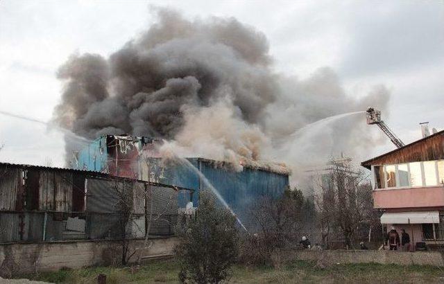 Ataşehir&rsquo;de Y&uuml;rekleri Ağza Getiren Yangın 1