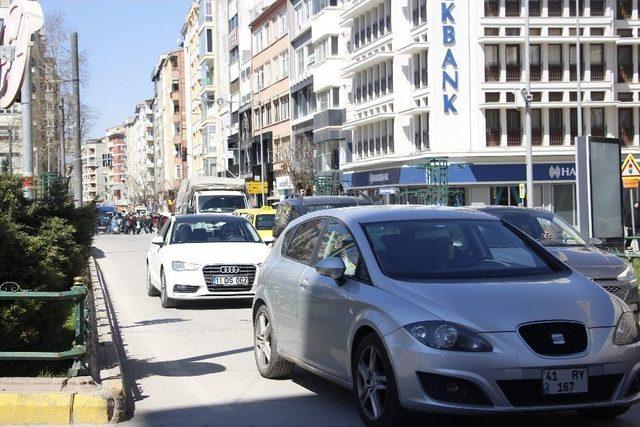 18 Yaşını Dolduran Ehliyete Koşuyor