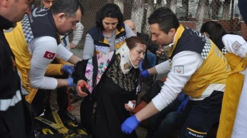 Takla Atarak Duvara &Ccedil;arpan Otomobilde Can Pazarı: 4 Yaralı