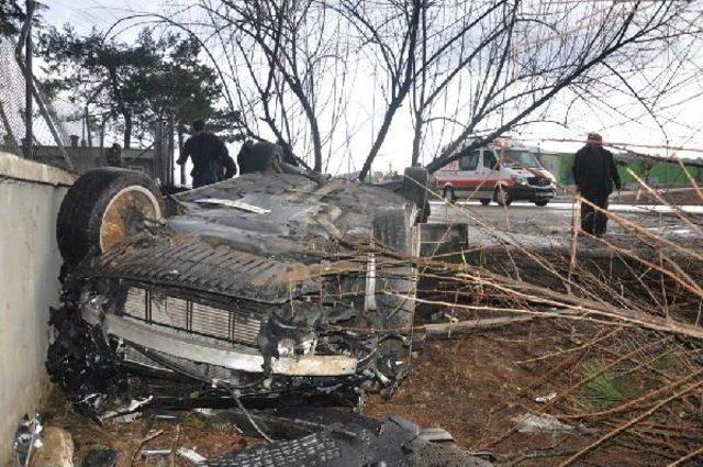 Takla Atarak Duvara Çarpan Otomobilde Can Pazarı: 4 Yaralı