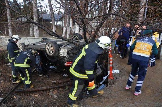 Takla Atarak Duvara Çarpan Otomobilde Can Pazarı: 4 Yaralı