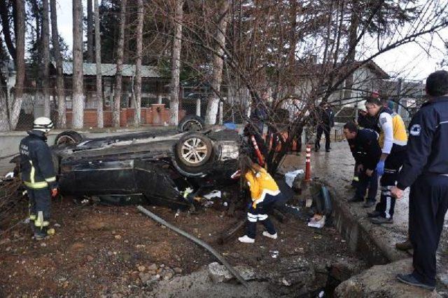 Takla Atarak Duvara Çarpan Otomobilde Can Pazarı: 4 Yaralı