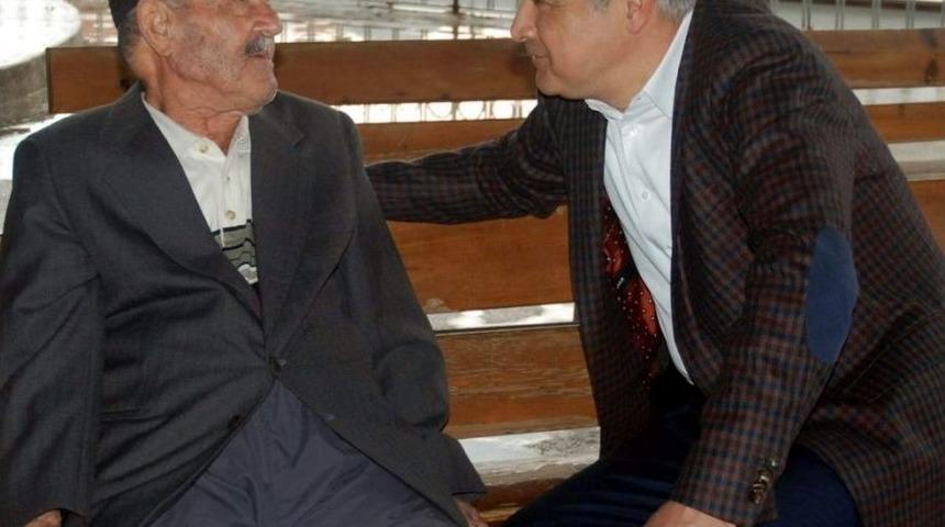 Mustafa Savaş, 40 Yıl Sonra İlkokul &Ouml;ğretmeniyle Hasret Giderdi