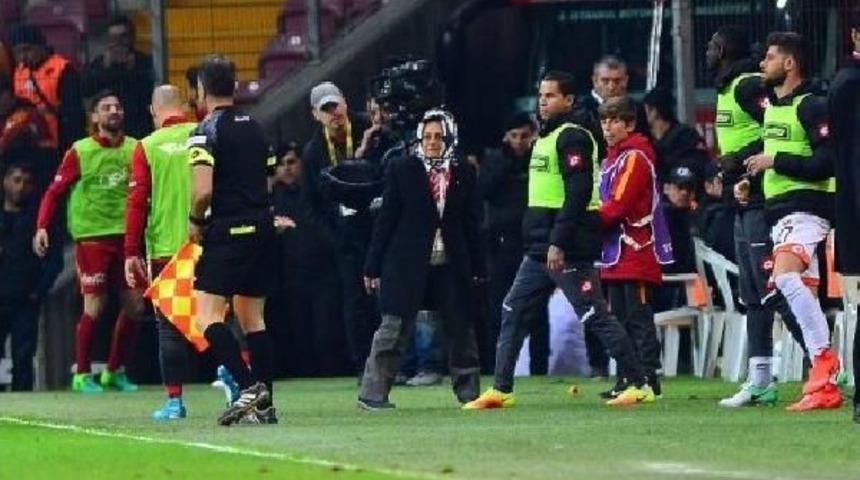 Kadın Saha Komiseri Galatasaray-Adanaspor Ma&ccedil;ının &Ouml;n&uuml;ne Ge&ccedil;ti