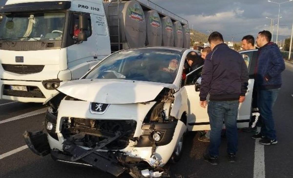 Edremit&rsquo;te Zincirleme Kaza: 3 Yaralı