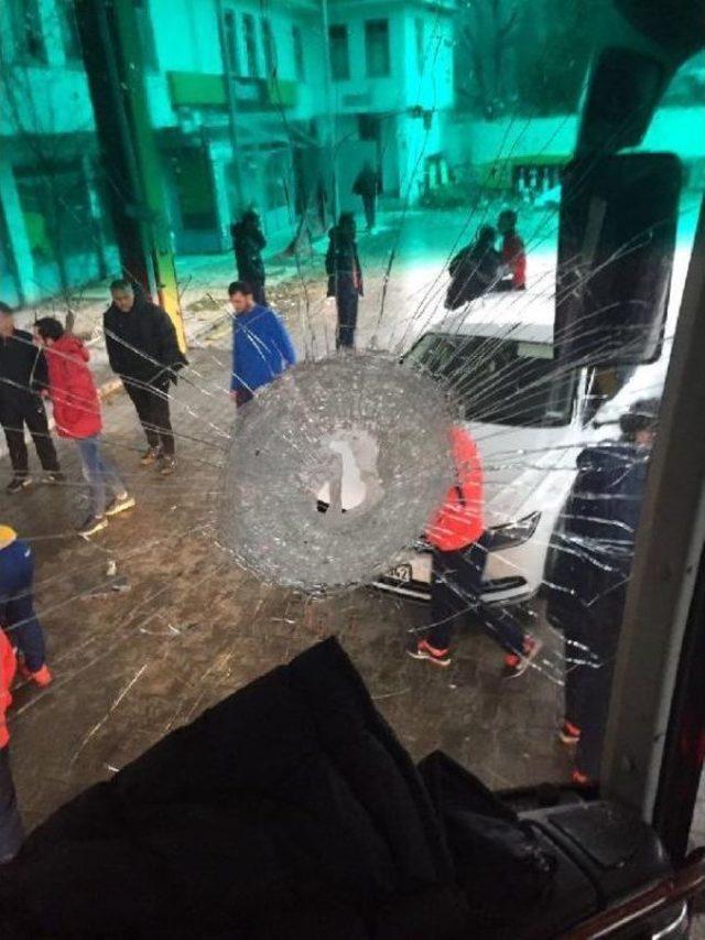 Afyonspor Otob&uuml;s&uuml;ne Taşlı Saldırı: 1 Ağır Yaralı (2) 2