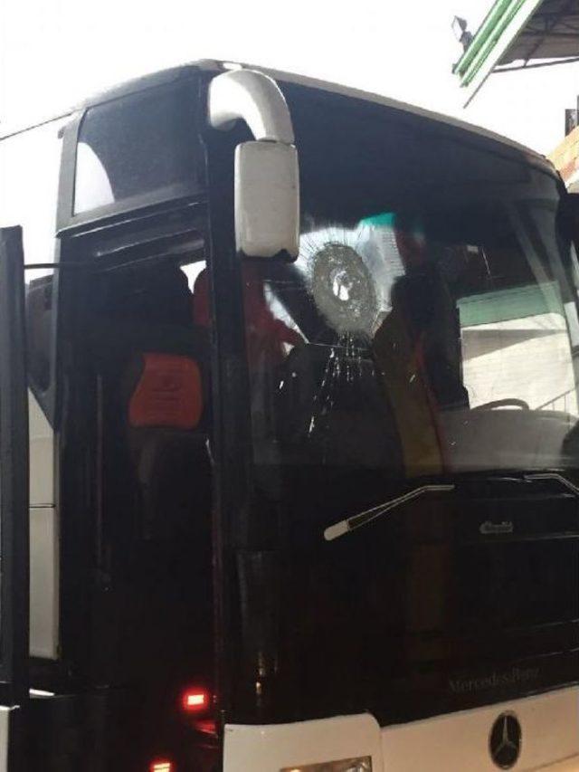 Afyonspor Otob&uuml;s&uuml;ne Taşlı Saldırı: 1 Ağır Yaralı (2) 3