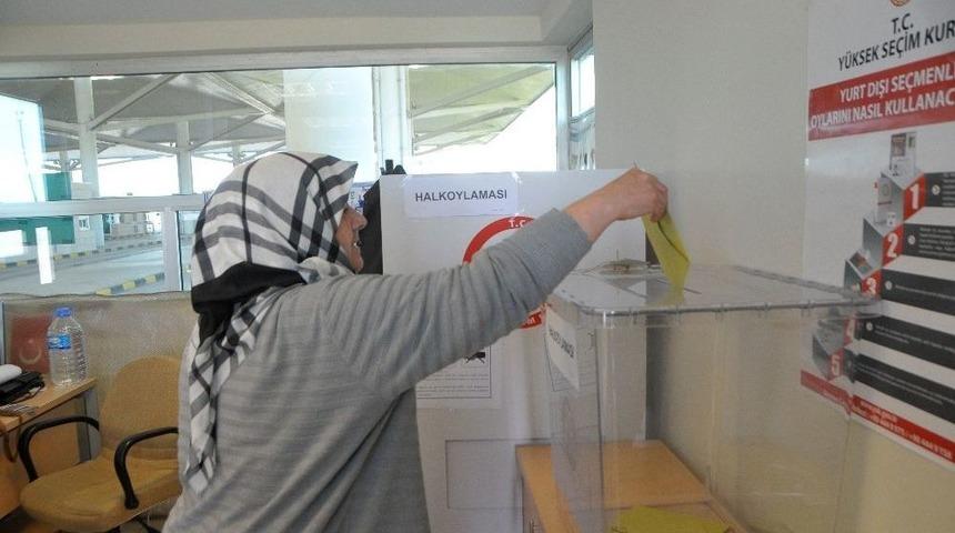 Gurbet&ccedil;ilerin Referandum Oylaması Devam Ediyor