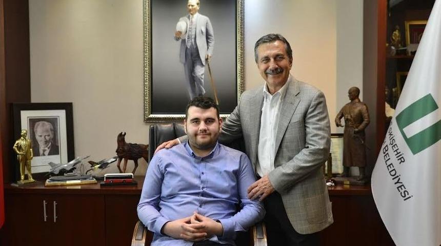 19 Yaşındaki Otistik Mertcan Bir G&uuml;nl&uuml;ğ&uuml;ne Başkan Oldu