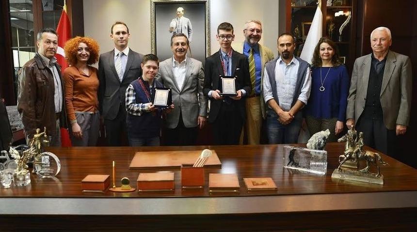 Başarılı Y&uuml;z&uuml;c&uuml;ler Başkan Ata&ccedil;&rsquo;ı Ziyaret Etti