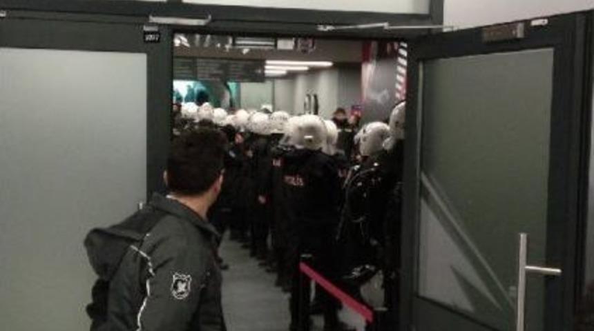 Beşiktaş - Fenerbah&ccedil;e Derbisi Sonrası Soyunma Odası Koridorunda G&uuml;venlik &Ouml;nlemi