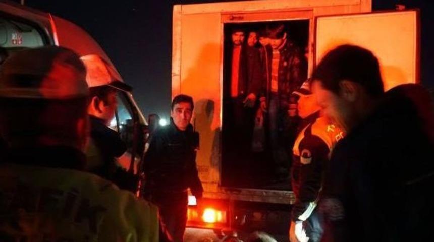 Tekirdağ&rsquo;Da &Ccedil;alıntı Kamyonetten 25 Ka&ccedil;ak &Ccedil;ıktı