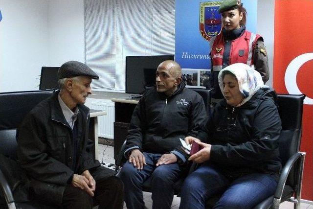 Gurbetçi Annenin 9 Yıllık Evlat Hasretini Jandarma Bitirdi