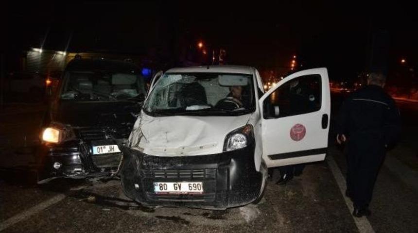 Karşı Şeride Ge&ccedil;ip 2 Araca &Ccedil;arptı: 2 Yaralı