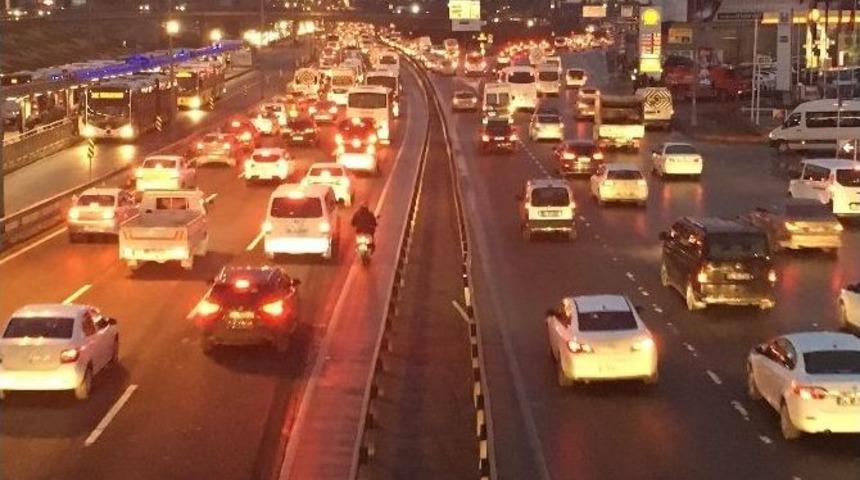 İstanbul Trafiğinde ‘okul Servisi’ Yoğunluğu Yaşanıyor