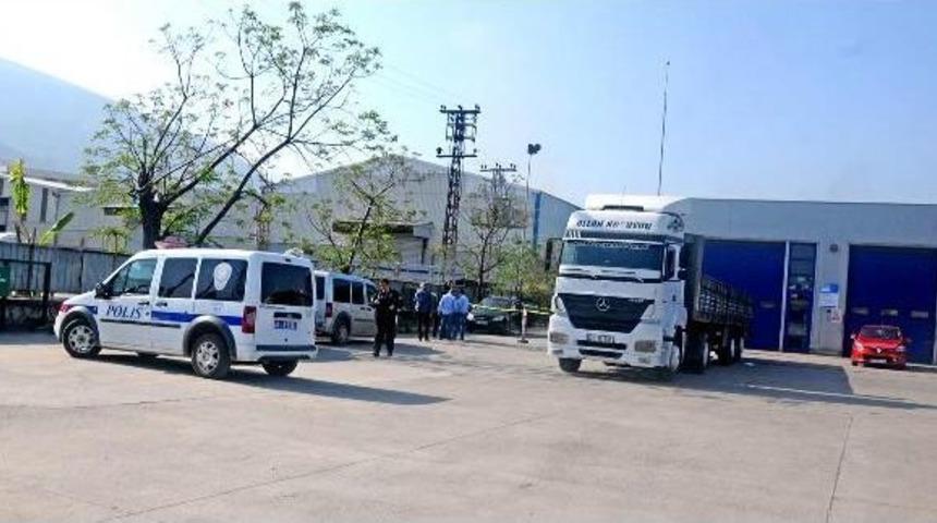 Otomobili Muayeneden Ge&ccedil;meyince M&uuml;d&uuml;r Yardımcısını Vurdu