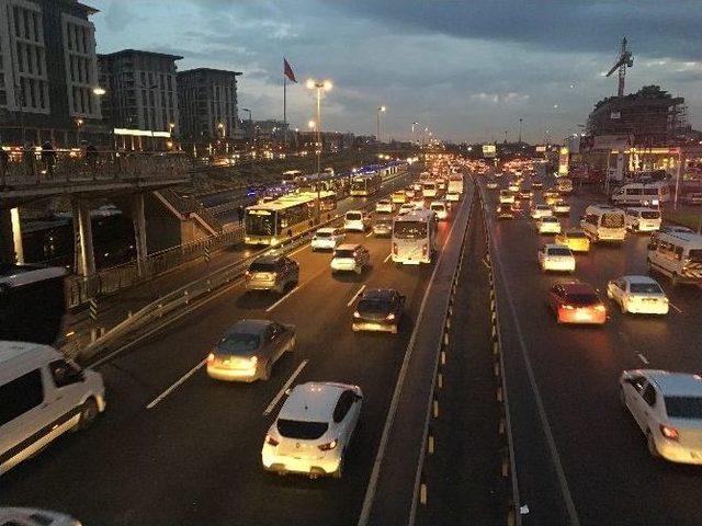 İstanbul Trafiğinde ‘okul Servisi’ Yoğunluğu Yaşanıyor