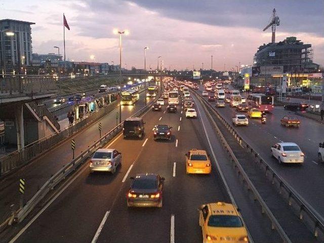 İstanbul Trafiğinde ‘okul Servisi’ Yoğunluğu Yaşanıyor