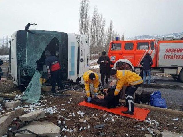 Sivas'ta Yolcu Otobüsü Devrildi: 1 Ölü, 40 Yaralı