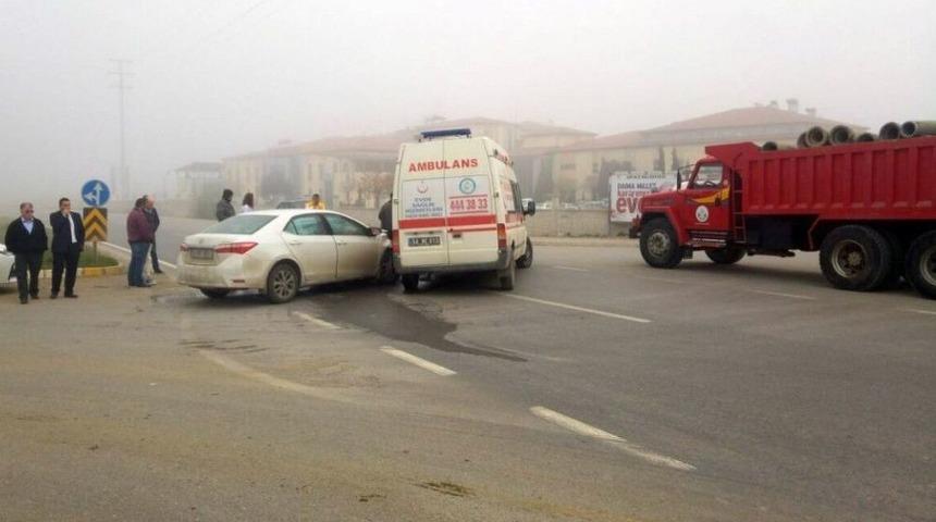 Ambulans İle Otomobil &Ccedil;arpıştı: 1 Yaralı