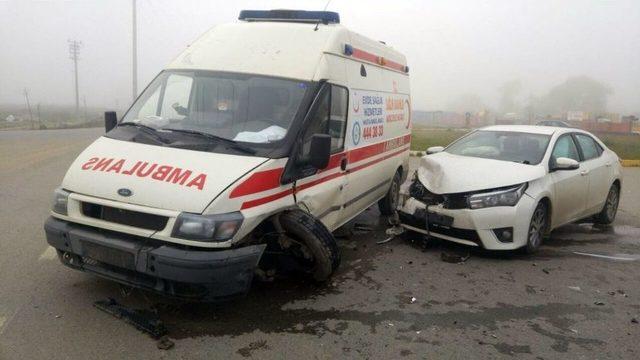 Ambulans İle Otomobil &Ccedil;arpıştı: 1 Yaralı 1