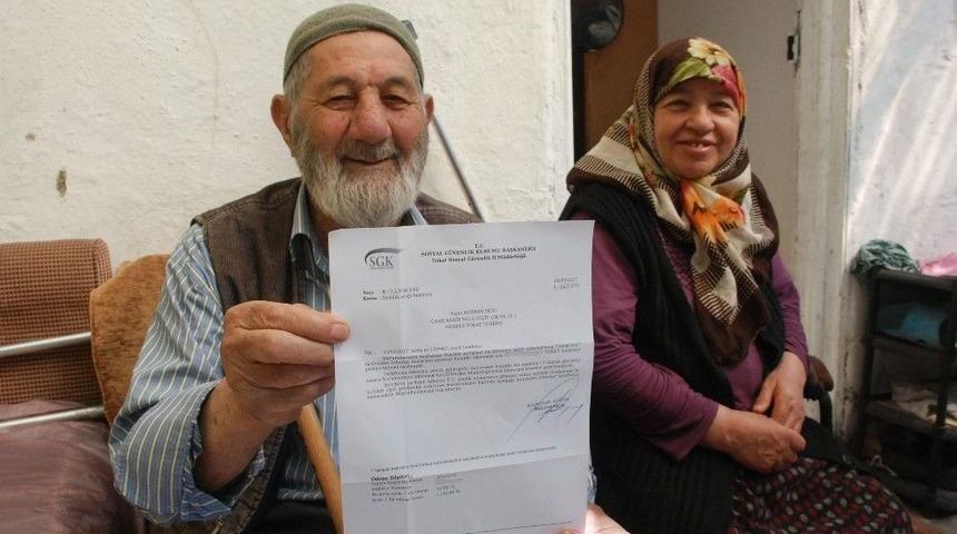 14 Yıldır Aldığı Emekli Maaşı Kesilen Yaşlı Adamın Maaş Sevinci
