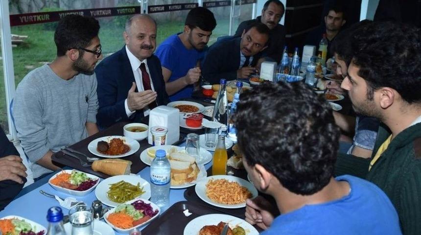 Vali &Ccedil;akacak, Yurtta Kalan &Uuml;niversite &Ouml;ğrencileriyle Bir Araya Geldi