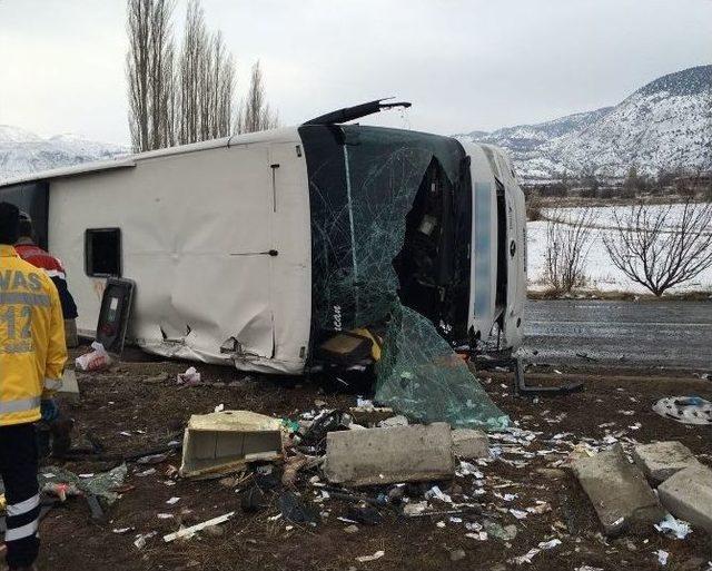 Sivas’ta Yolcu Otobüsü Devrildi: 1 Ölü, 36 Yaralı