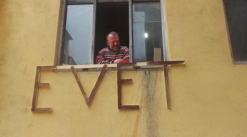 İş Yerinin Dışına Referandumda Vereceği Oyu İşte B&ouml;yle Yazdı