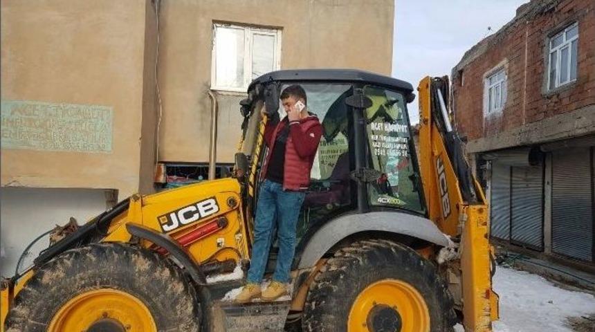 Telefonla Konuşabilmek İ&ccedil;in Damlara Ve Tepelere &Ccedil;ıkıyorlar