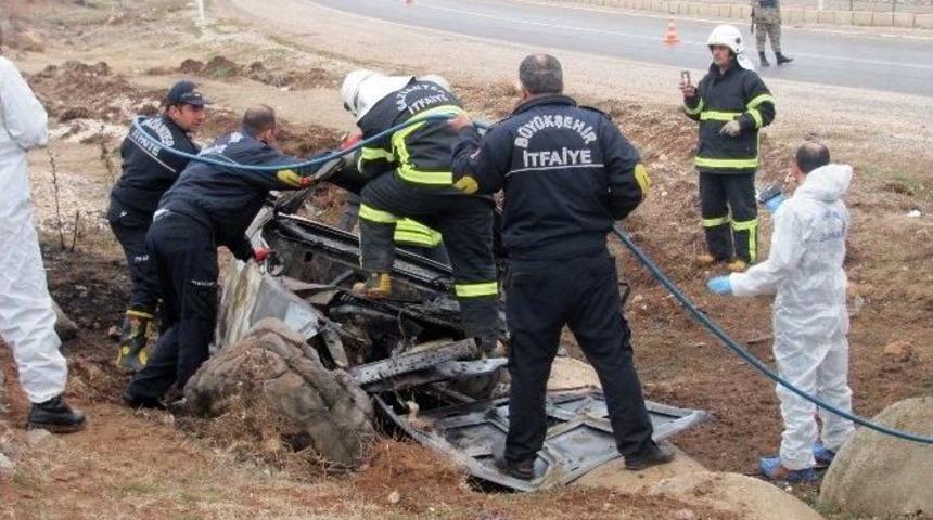 Takla Atan Otomobilde 3 Kişi Yanarak Can Verdi