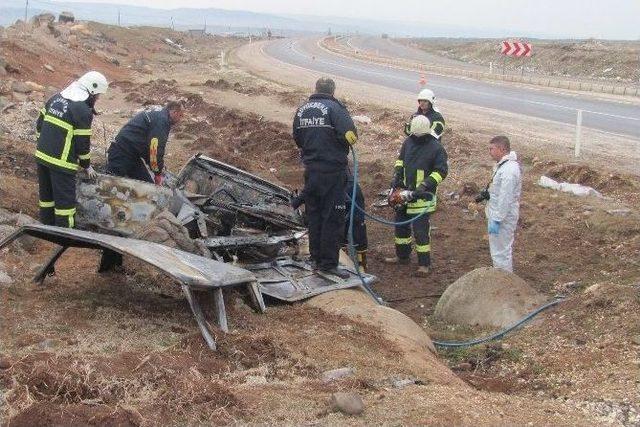 Takla Atan Otomobilde 3 Kişi Yanarak Can Verdi