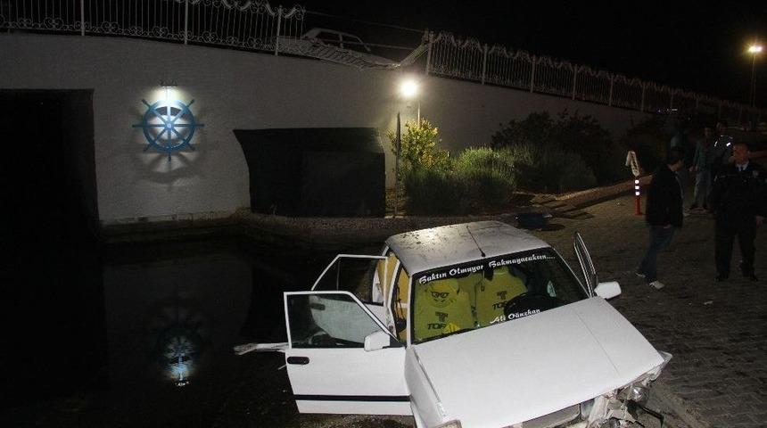 Alkoll&uuml; Gencin Kullandığı Otomobil K&ouml;pr&uuml;den U&ccedil;tu