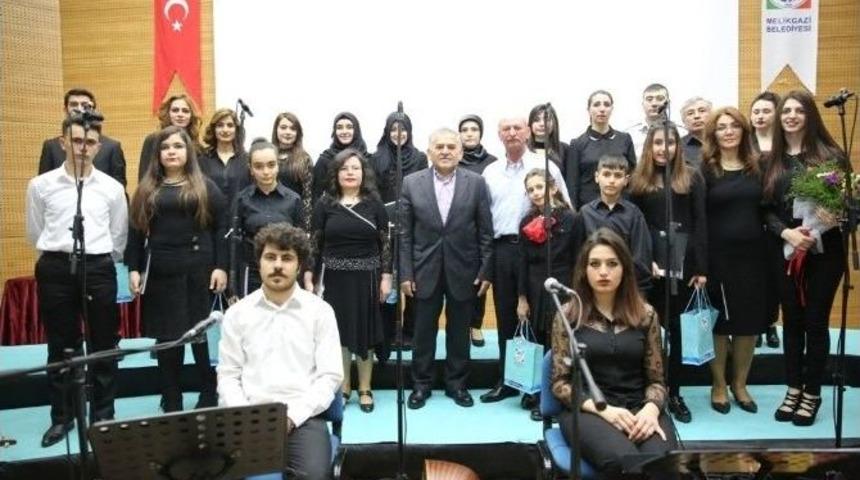 Melikgazi Belediyesi&rsquo;nin T&uuml;rk Halk M&uuml;ziği Konserine B&uuml;y&uuml;k İlgi