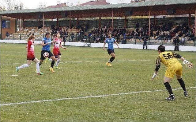 Döşemealtı Kadın Futbol Takımından Gol Show