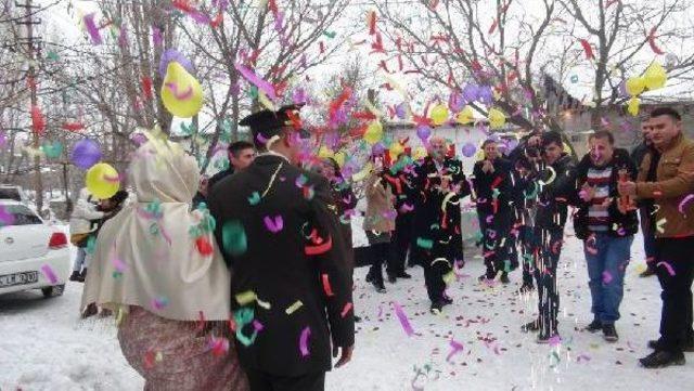 Eksi 15 Derecede Kar &Uuml;zerinde Nikah Kıydılar 1