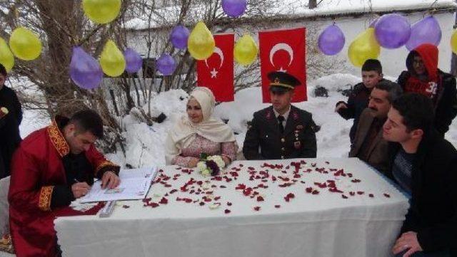 Eksi 15 Derecede Kar &Uuml;zerinde Nikah Kıydılar 2