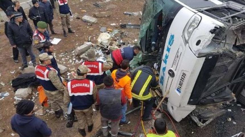 Sivas'ta Yolcu Otob&uuml;s&uuml; Devrildi: 1 &Ouml;l&uuml;, 40 Yaralı (2)