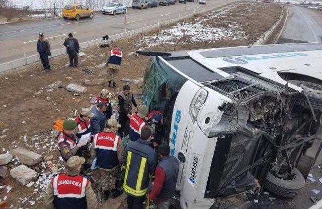 Sivas'ta Yolcu Otobüsü Devrildi: 1 Ölü, 40 Yaralı (2)