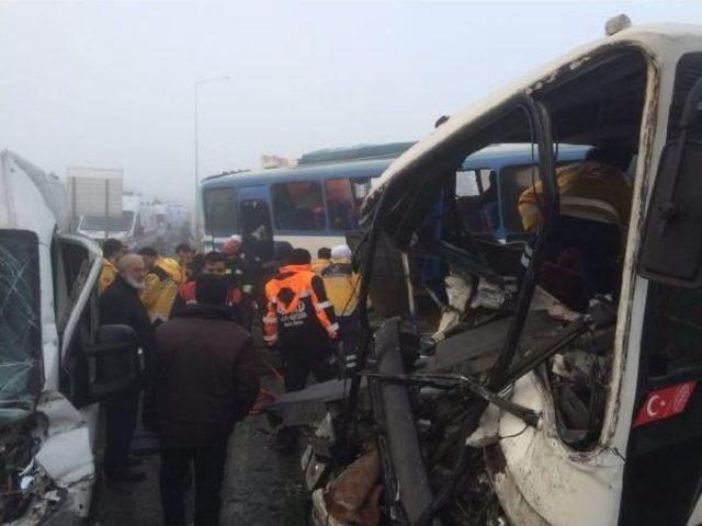 Konya'da Yaklaşık 40 Aracın Karıştığı Zincirleme Kaza (2)