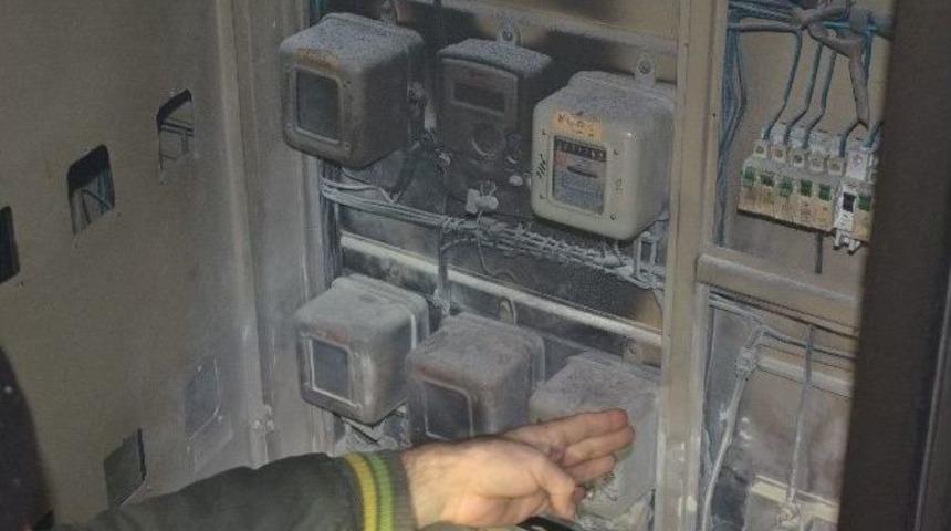 Elektrik Kontağından &Ccedil;ıkan Yangın Korkuttu