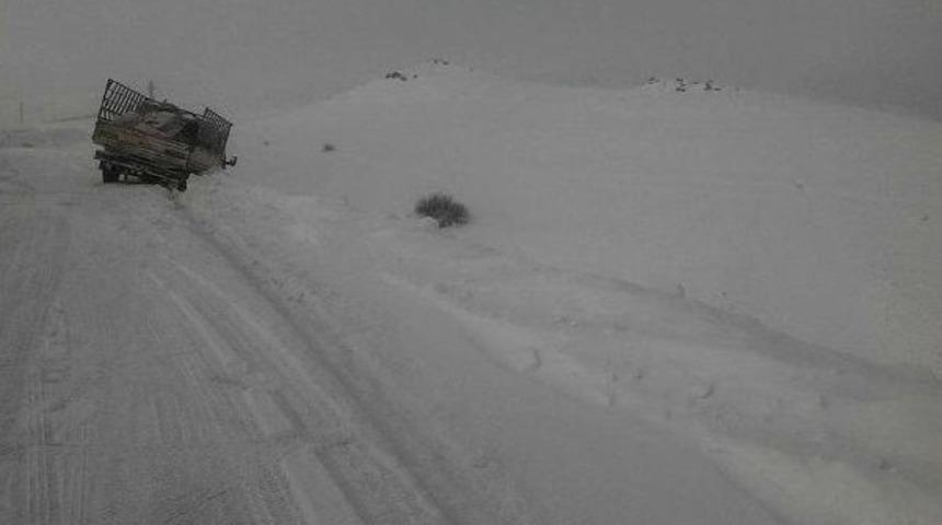 Kara Saplanan Kamyonet Son Anda U&ccedil;uruma Yuvarlanmaktan Kurtuldu